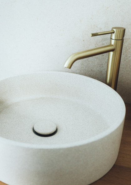 Waschbecken mit Armatur