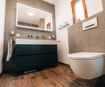 Waschbecken, Spiegel, Toilette